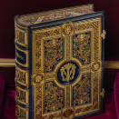 I utstillingen finner vi en bibel som ble gitt i gave til Prinsesse Maud da hun giftet seg med Prins Carl (senere Kong Haakon) i England i 1896. Foto:  Øivind Möller Bakken, De kongelige samlinger